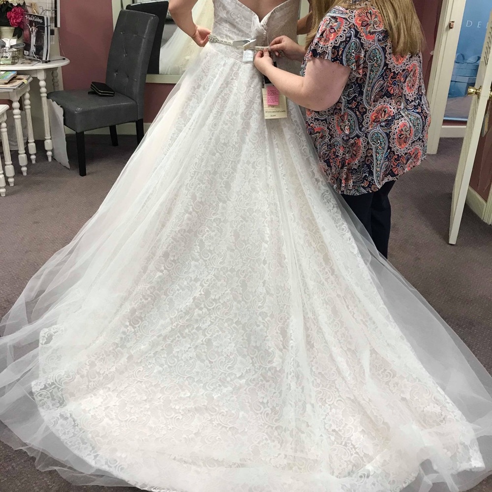 New wedding dress - Picture 4 of 4